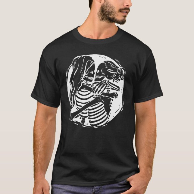 Camiseta Aesthetic Skeleton Lesbian Couple kissing Pride Wo (Frente)