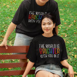 Camiseta Afirmação positiva alegre e alegre de citação insp<br><div class="desc">O mundo é mais brilhante com você. Seja uma força positiva no planeta com esta citação motivacional de felicidade para um amigo com depressão. Linda camiseta de inclusão de orgulho gay LGBTQ. Partilhe essa citação motivacional que estimula e levanta espíritos com suas afirmações. Perfeito para um psicólogo com doentes mentais...</div>