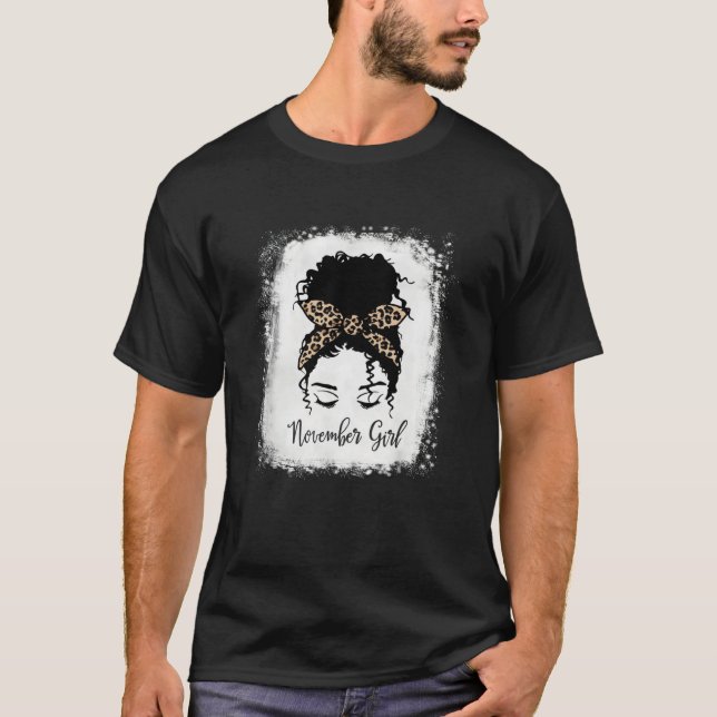 Camiseta African Woman Afro Mom Leopard Messy Bun Mom Life  (Frente)