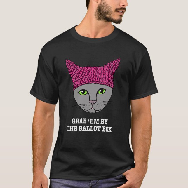 Camiseta Agarre-os pelo gatinho da urna de voto (Frente)