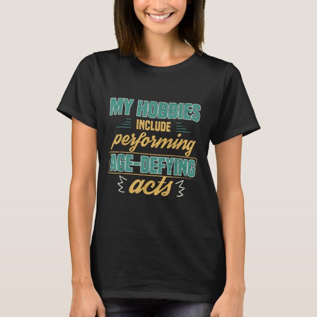 Camiseta Age Defying Acts Funny Old Retirement Grandparents (Frente)
