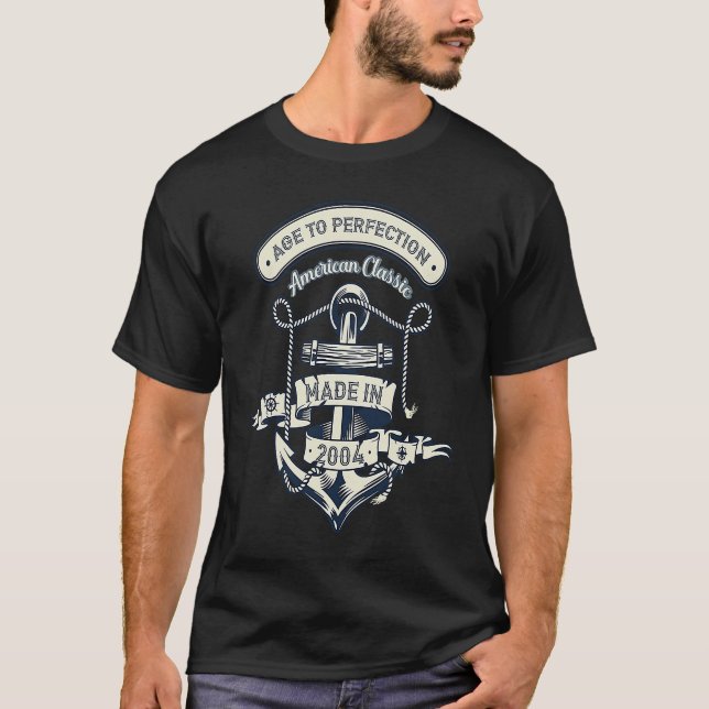 Camiseta Age To Perfection American Classic Made In 2004 (Frente)