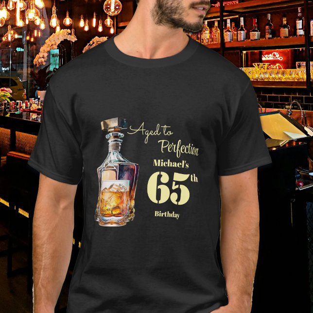 Camiseta Aged to Perfection Men's 65th Whiskey Birthday  (Criador carregado)