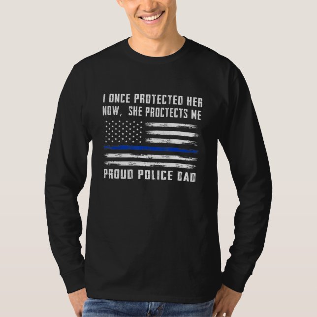 Camiseta Agora Ela Me Protege Da Polícia Pai D (Frente)