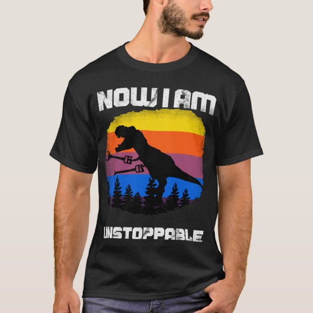 Camiseta Agora, Eu Sou Um Tiranossauro Rex Dinossaur Ju Ili (Frente)