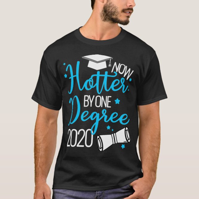 Camiseta Agora Mais Quente Em Um Grau 2020 Graduation Colle (Frente)