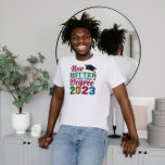 Camiseta Agora Mais Quente Em Um Grau Formando 2023<br><div class="desc">"Veja esta legal e colorida tipografia de graduação! Apresenta o texto: "Agora mais quente até um grau em 2023".</div>