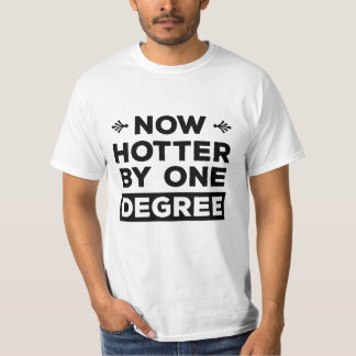 Camiseta Agora mais quente por um grau de graduação engraça