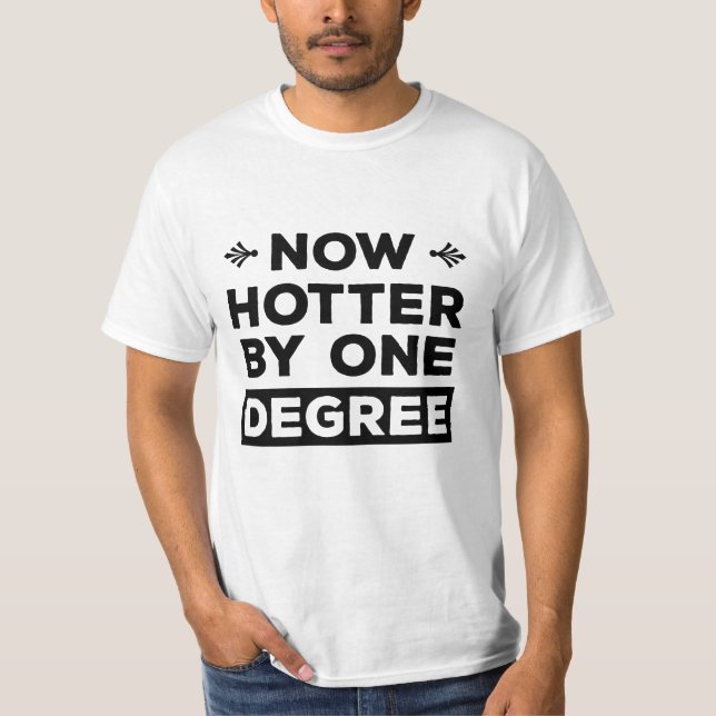 Camiseta Agora mais quente por um grau de graduação engraça (Frente)