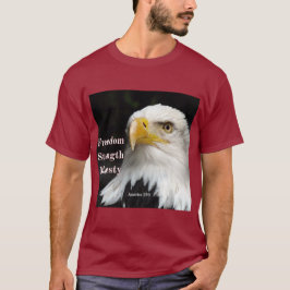 Camiseta Águia-careca de perfil de frente em fundo preto. C