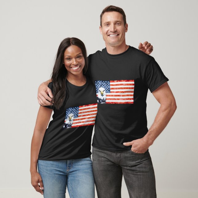 Camiseta Águia russa aflita na bandeira americana (Unissex)