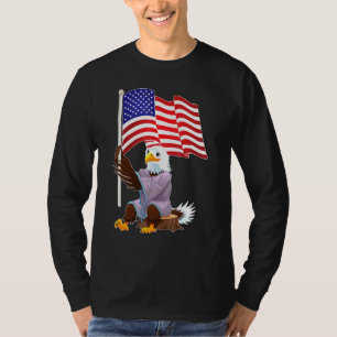 Camiseta Águia Sentada No Bomba De Madeira Segurando Um Fl 