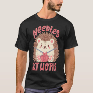 Camiseta Agulhas Ativas - Oouriço a Tricotar