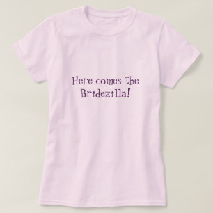 Camiseta Aí vem o Bridezilla! (Cor de Rosa)