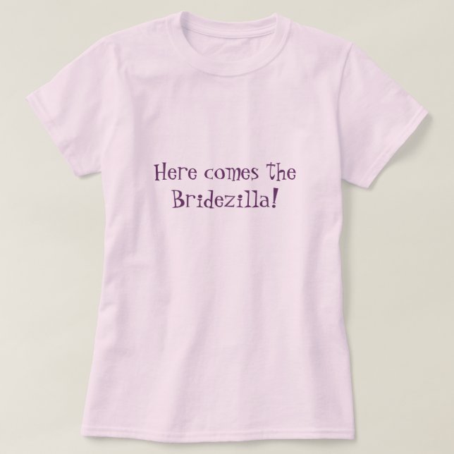 Camiseta Aí vem o Bridezilla! (Cor de Rosa) (Frente do Design)