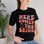Camiseta Aí vem o casamento da noiva retro Bachelorette<br><div class="desc">Aí vem o casamento da noiva retro Bachelorette</div>