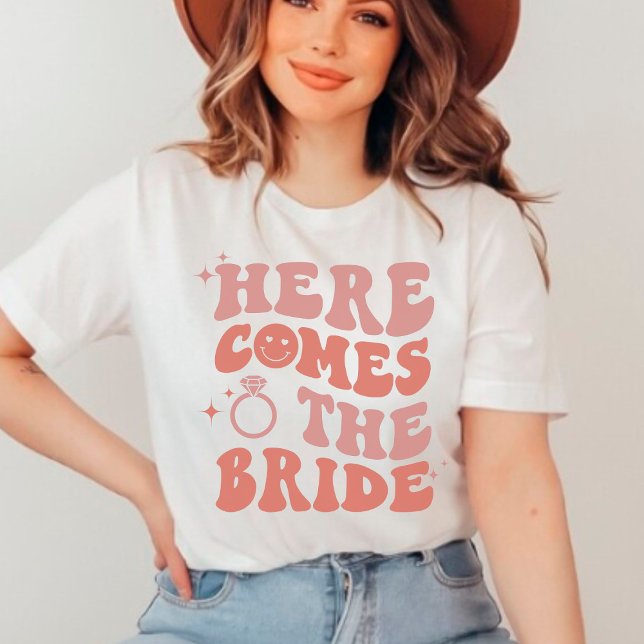 Camiseta Aí vem o casamento da noiva retro Bachelorette (Criador carregado)