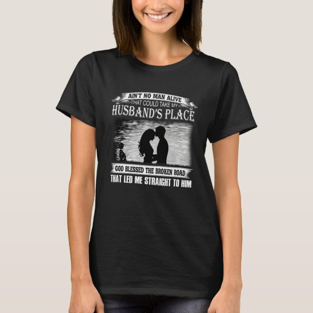 Camiseta Ain No Man Alive That Could Take My Husband s Plac (Frente)