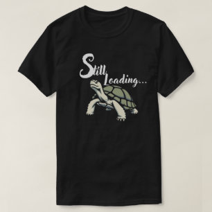 Camiseta Ainda Carregando – Design de Energia Lenta e Calma
