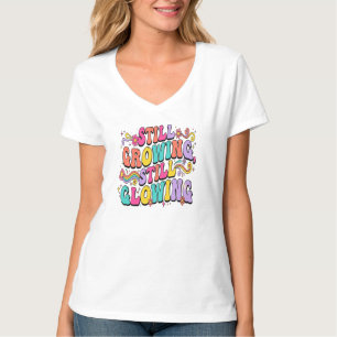 Camiseta Ainda Crescendo Ainda Brilhando Tipografia Groovy