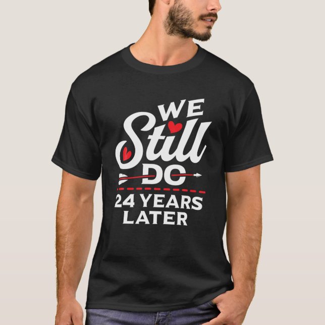 Camiseta Ainda fazemos 24 anos casados com casados (Frente)
