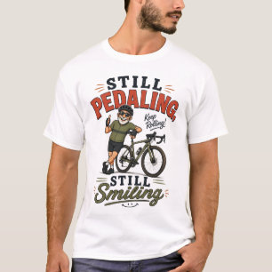 Camiseta Ainda Pedalando, Velho Sorridente Andando de Bicic