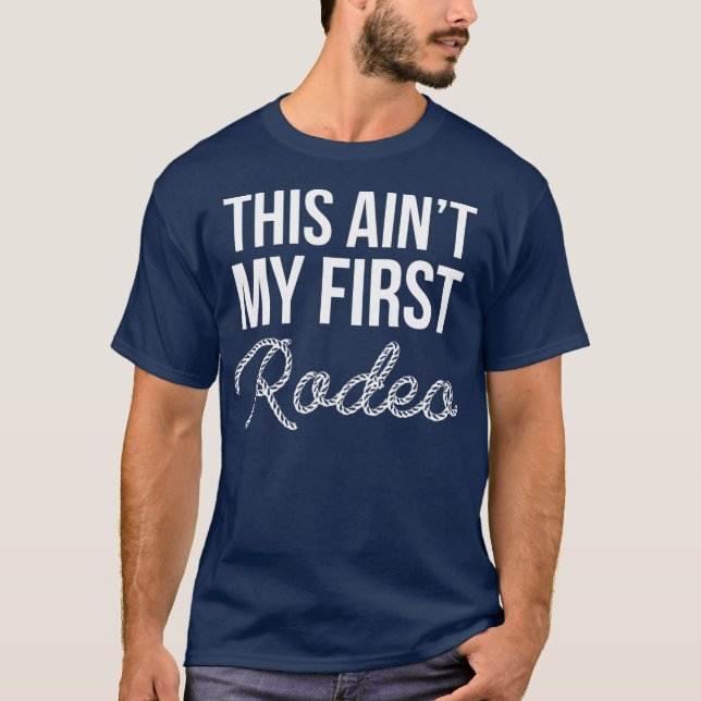 Camiseta Aint My First Rodeo Cowboy Wild West Horseman (Frente)