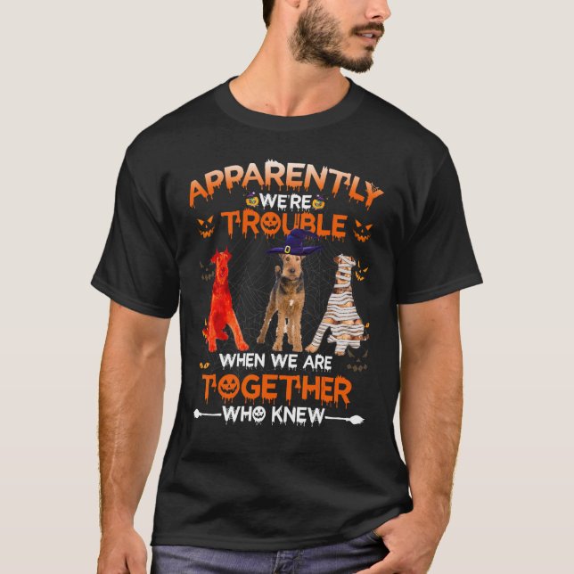 Camiseta Airedale Terrier Apparently We Are Trouble Hallowe (Frente)