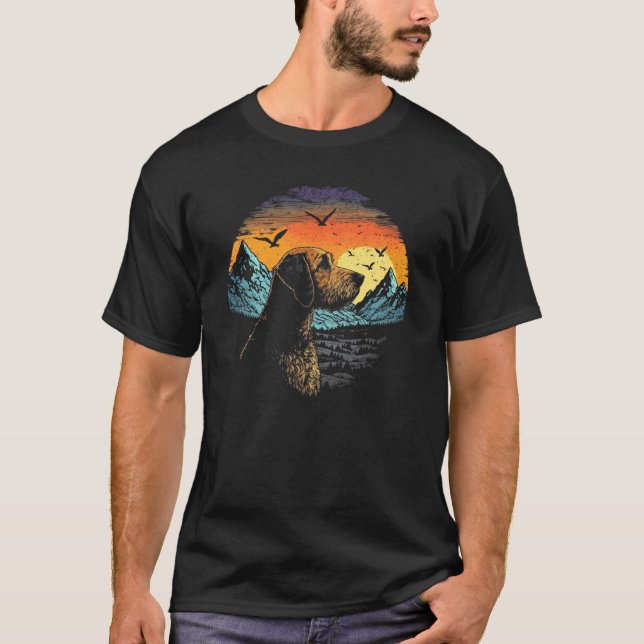 Camiseta Airedale Terrier Dog and Sun Rising Over Mountains (Frente)