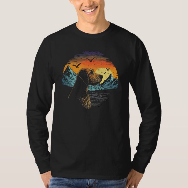 Camiseta Airedale Terrier Dog and Sun Rising Over Mountains (Frente)