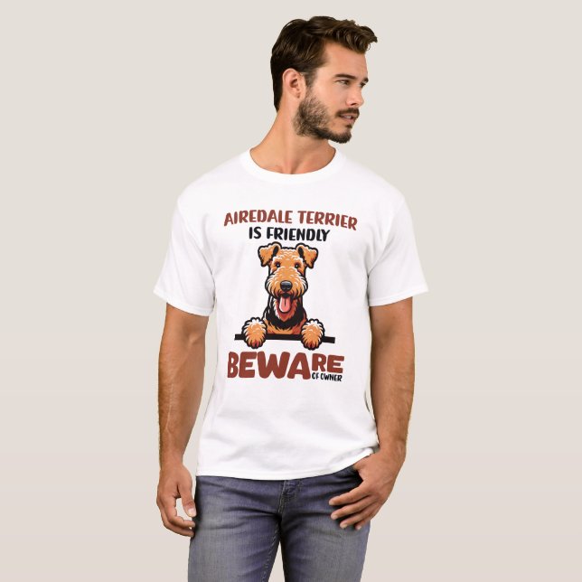 Camiseta Airedale Terrier é amistosa com a preocupação do p (Frente Completa)