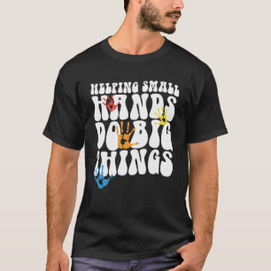 Camiseta Ajudar as Mãos Pequenas A Fazer Coisas Grandes Ocu