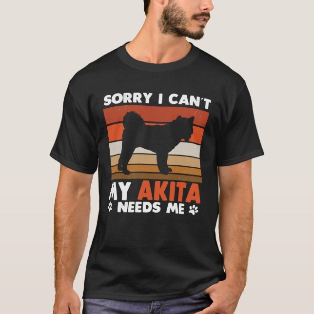 Camiseta Akita Dog Owner I Can´t My Akita Needs Me Retro (Frente)