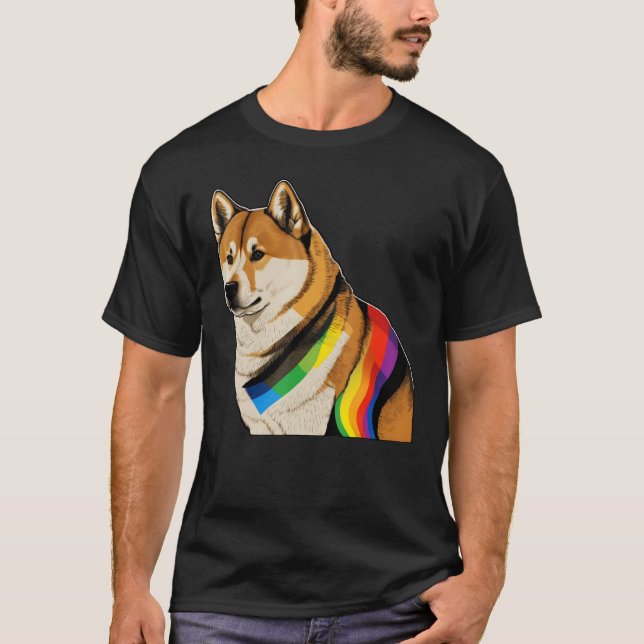 Camiseta Akita Inu Gay Pride Dog LGBT Rainbow Flag on Akita (Frente)