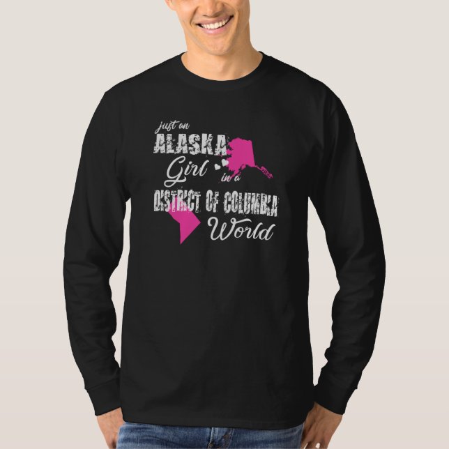 Camiseta Alaska Apenas Uma Garota Do Alasca Em Um Distrito  (Frente)