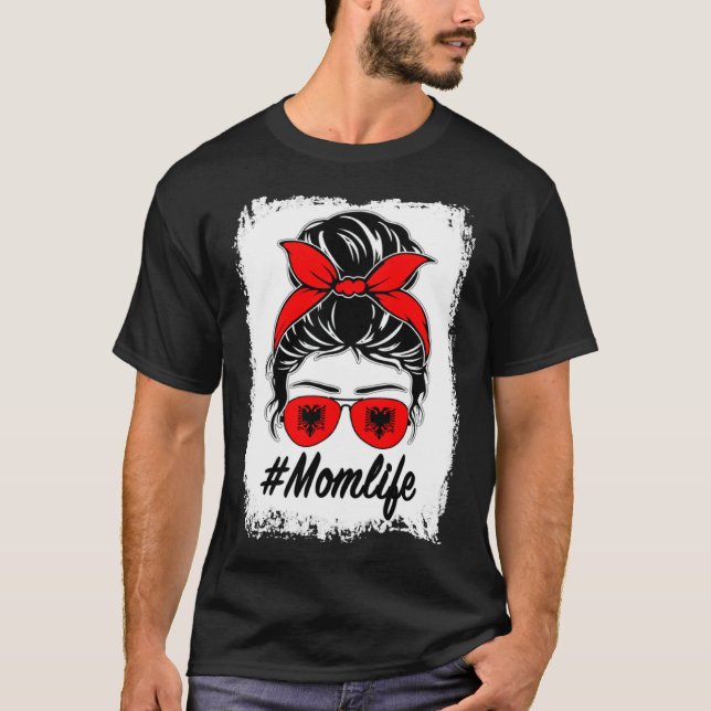 Camiseta Albania Flag Albanian Mom Messy Bun Mom Life (Frente)