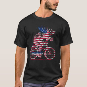 Camiseta Alce com bandeira dos EUA andando de bicicleta ao