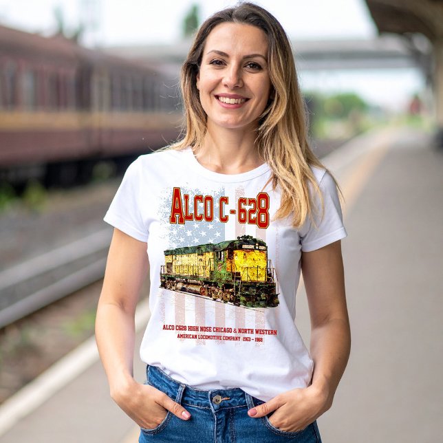 Camiseta Alco C-628 Locomotiva Diesel e bandeira americana (Alco C-628 aka Alco Century 628 Diesel Locomotive. Womens Basic T-Shirt)