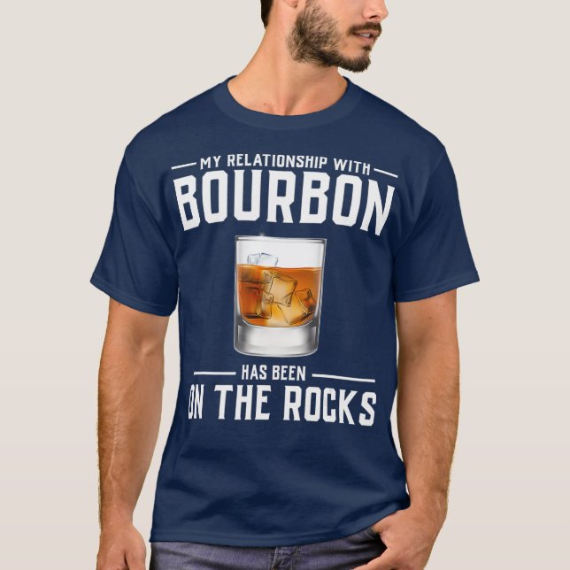 Camiseta Álcool nas Rochas Homens Bourbon Engraçados Mulher (Frente)