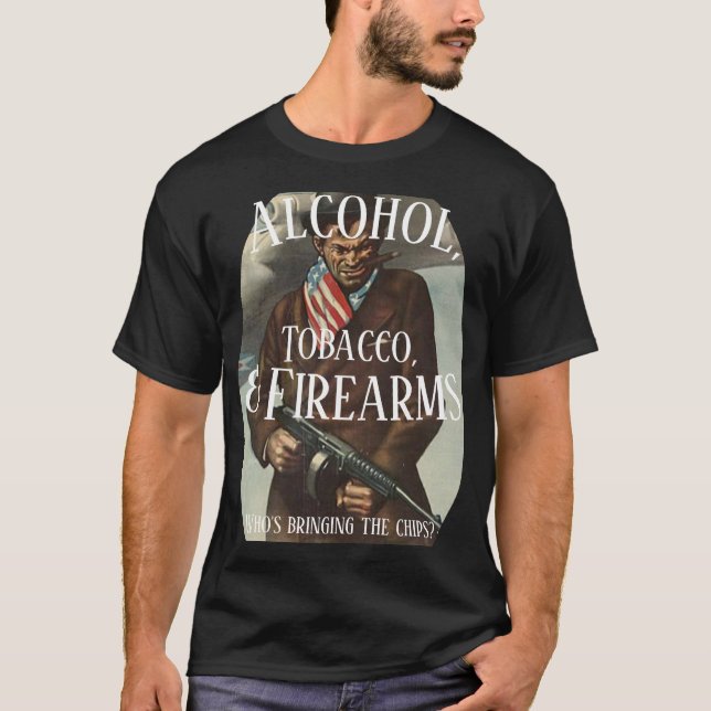 CAMISETA ÁLCOOL TOBACCO E ARMAS DE FOGO QUE TRAZ CHIPS (Frente)