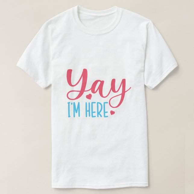Camiseta Alegre Estou Aqui Primeiro Dia de Aula (Frente do Design)