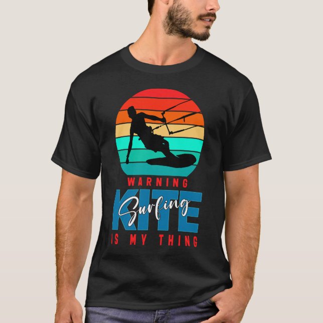 Camiseta Alerta Kitesurfing É Minha Coisa (Frente)