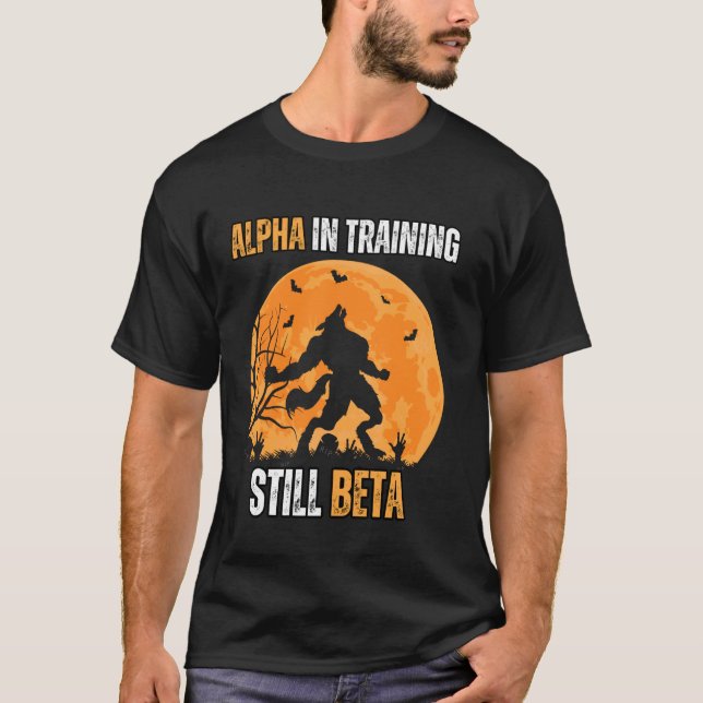 Camiseta Alfa em Treinamento Ainda Beta Wolf Meme Forte (Frente)
