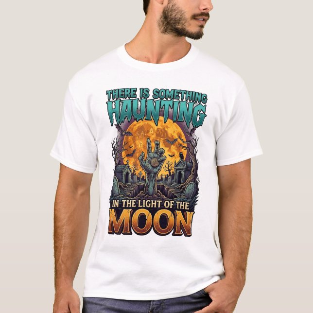 Camiseta Algo Assombra Lua Halloween Zumbi Mão Túmulo (Frente)