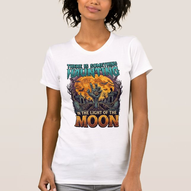 Camiseta Algo Assombra Lua Halloween Zumbi Mão Túmulo (Frente)