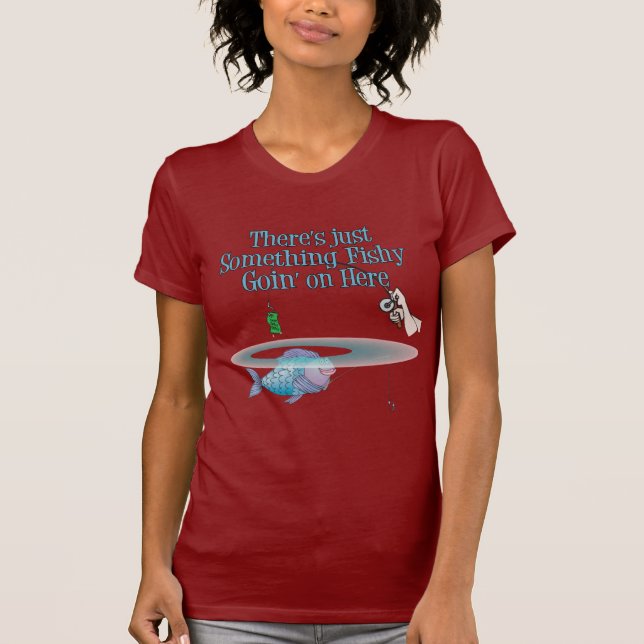 Camiseta Algo Com Pesca A Passar Em Artes De Pesca Engraçad (Frente)
