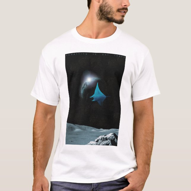 Camiseta Algo está para fora lá (Frente)