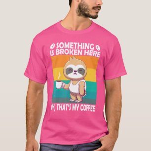 Camiseta Algo Está Quebrado Aqui Oh Isso É Meu Café Pregui