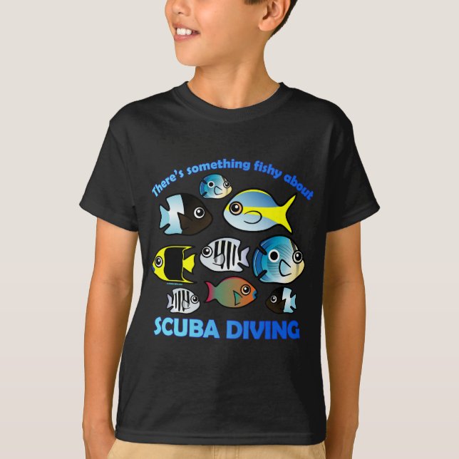 Camiseta Algo Fishy Sobre Scuba (Frente)