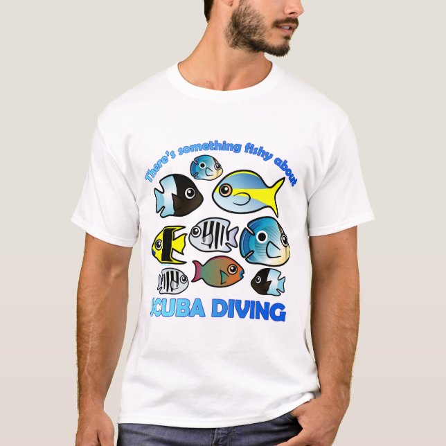 Camiseta Algo Fishy Sobre Scuba (Frente)